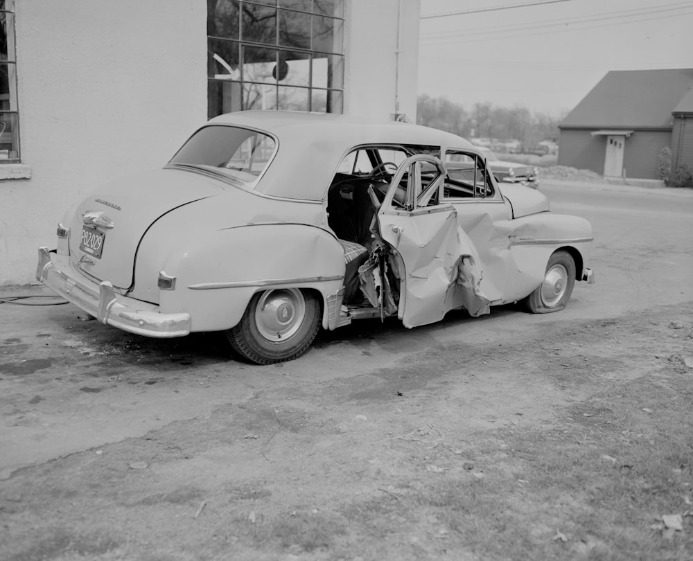 Foto en escala de grises del Volkswagen Beetle