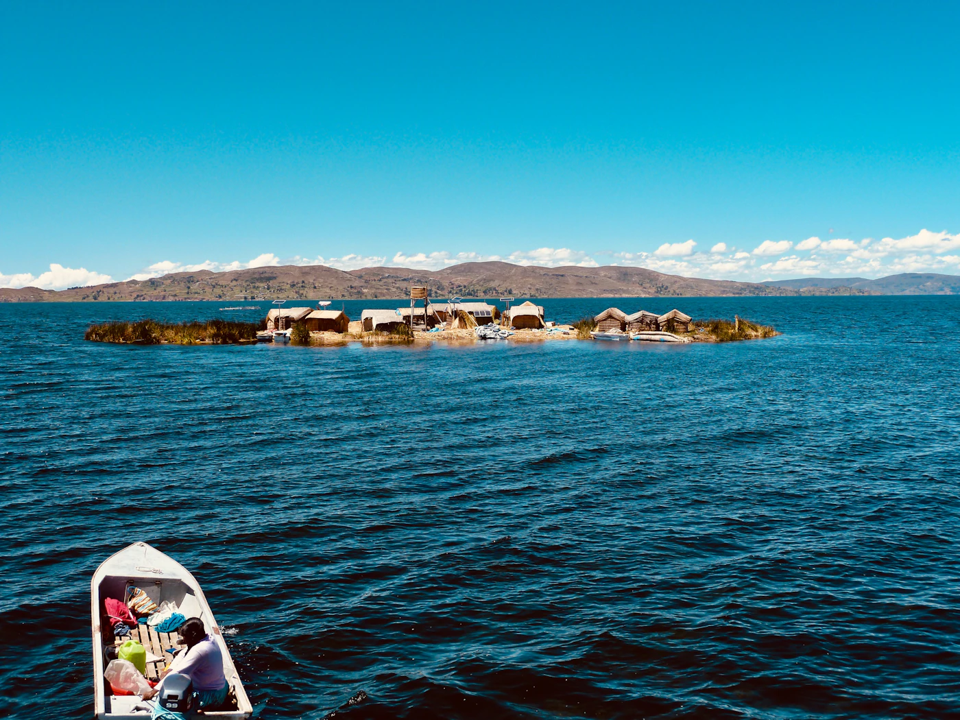 Îles flottantes des Uros sur les eaux bleues du lac Titicaca