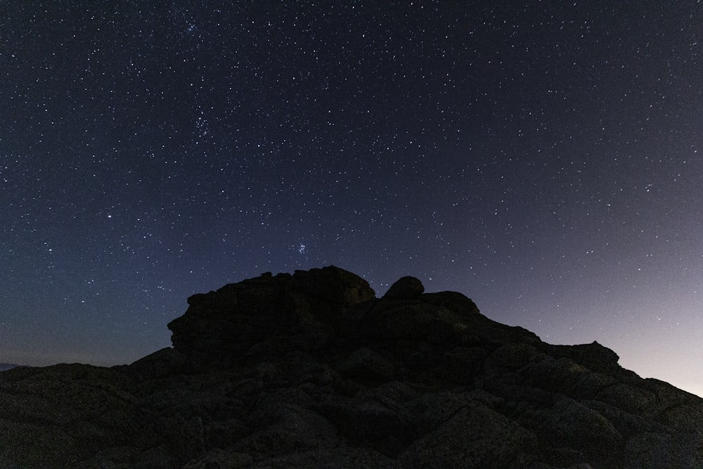 silhouette de montagne sous la nuit étoilée