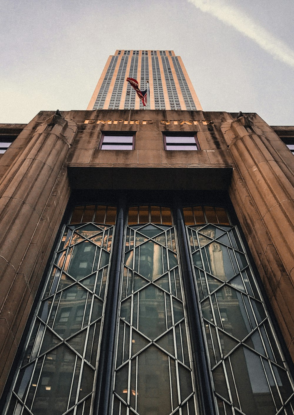 Edificio de hormigón marrón durante el día