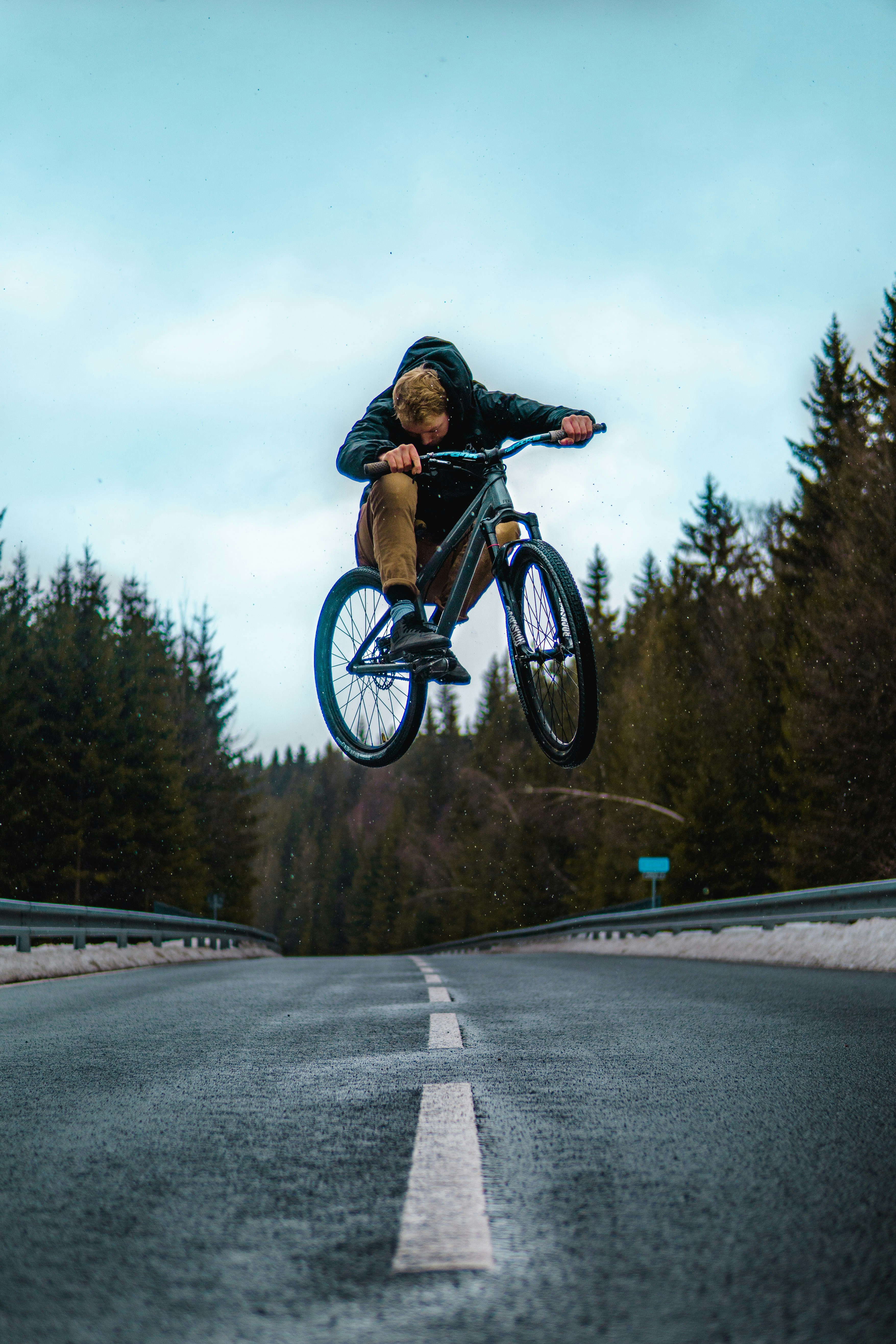 Hombre montando en bicicleta de montaña negra en la carretera durante ...