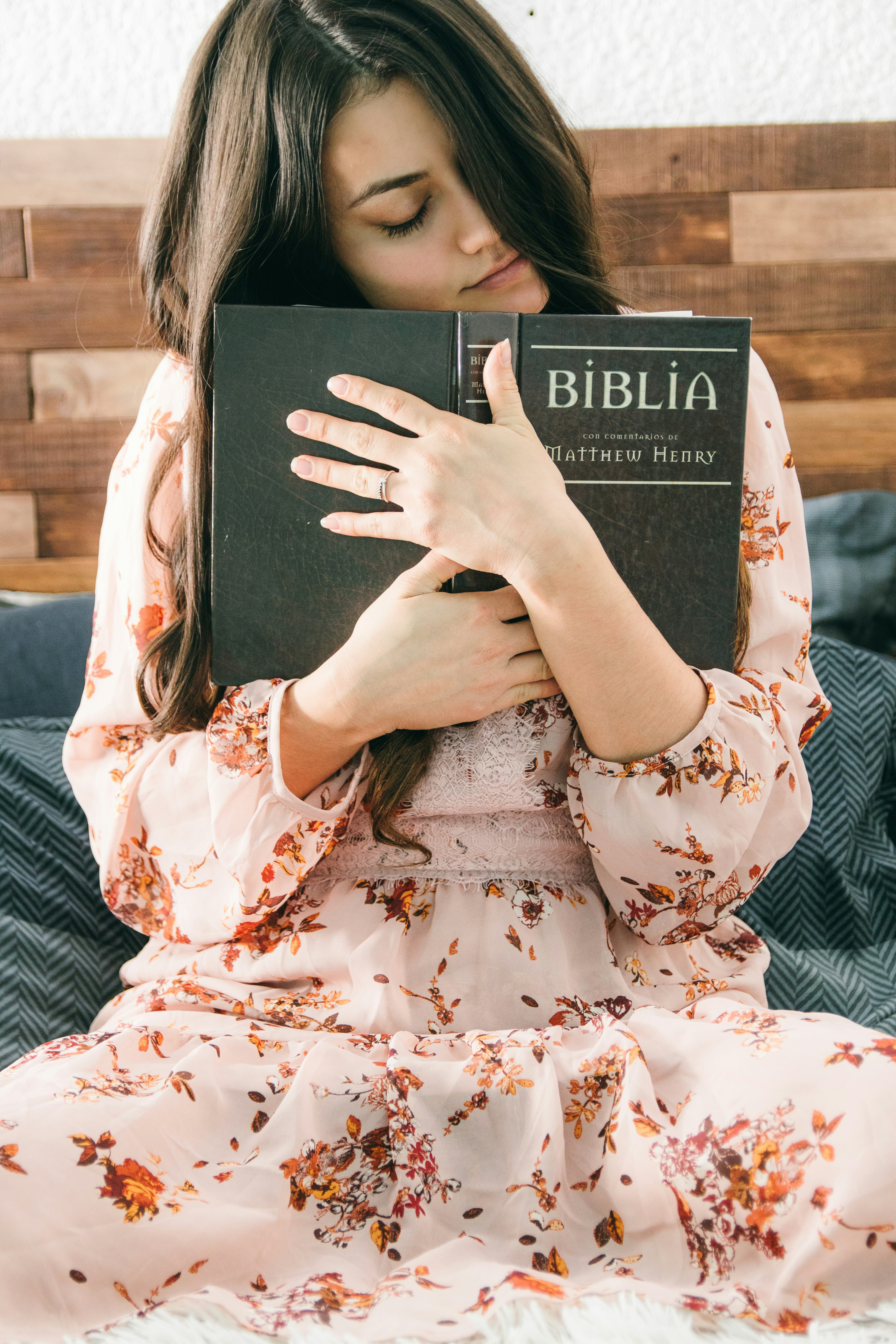 Biblical Wisdom for Modern Christian Women: Scripture-Based Guidance for Today's Challenges