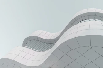 structure de bâtiment blanche et grise