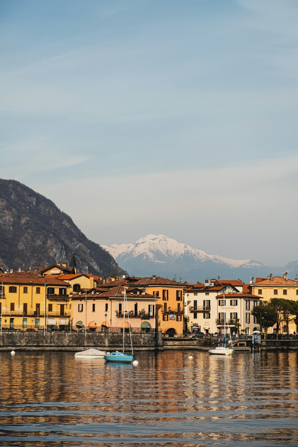 edificio in cemento giallo e bianco vicino allo specchio d'acqua durante il giorno