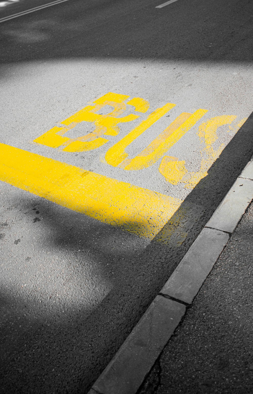 Línea peatonal amarilla y negra