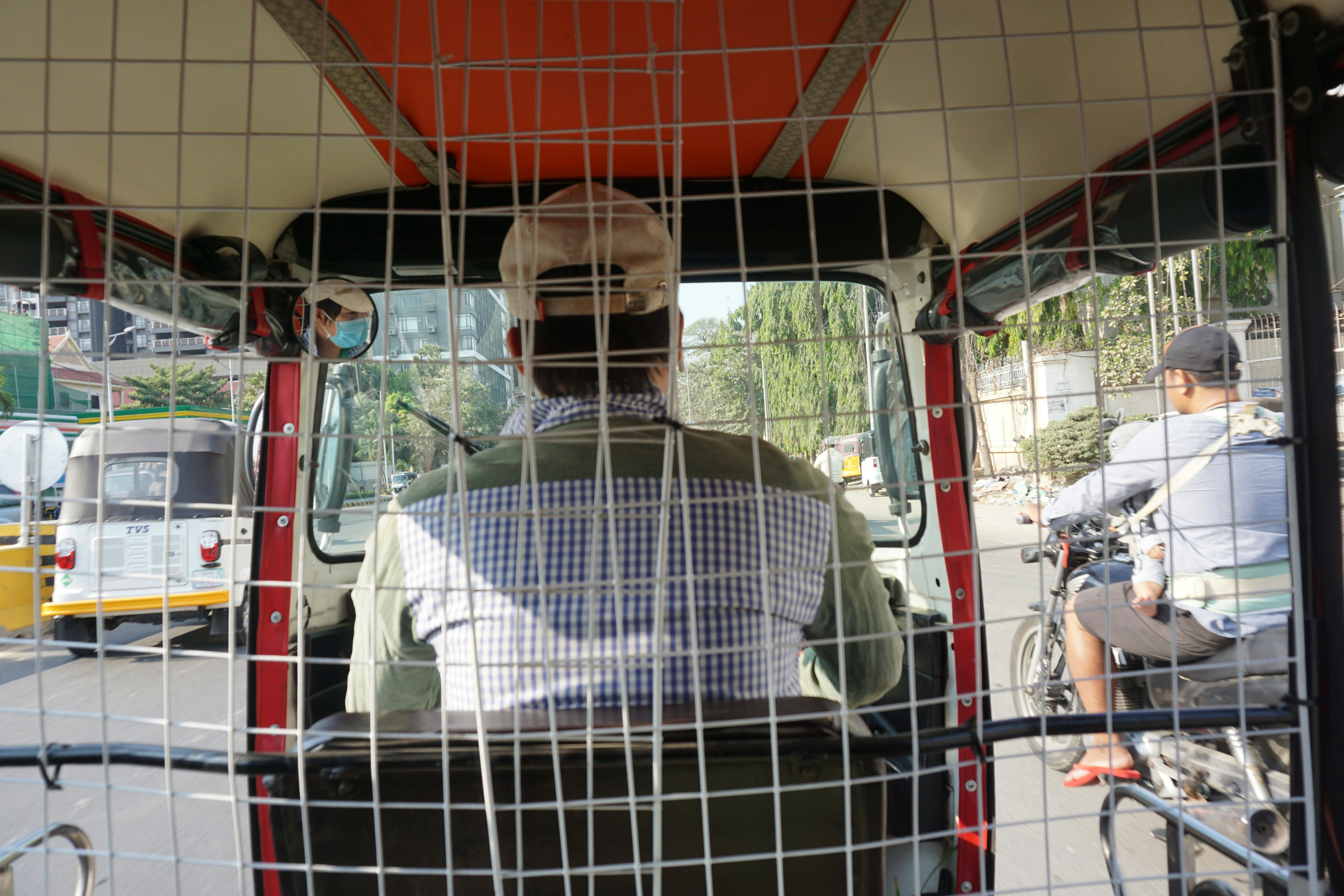 जम्मू में ध्वस्त किए गए घरों या दुकानों के मलबे को दिखाते हुए लोग हताशा में खड़े हैं।