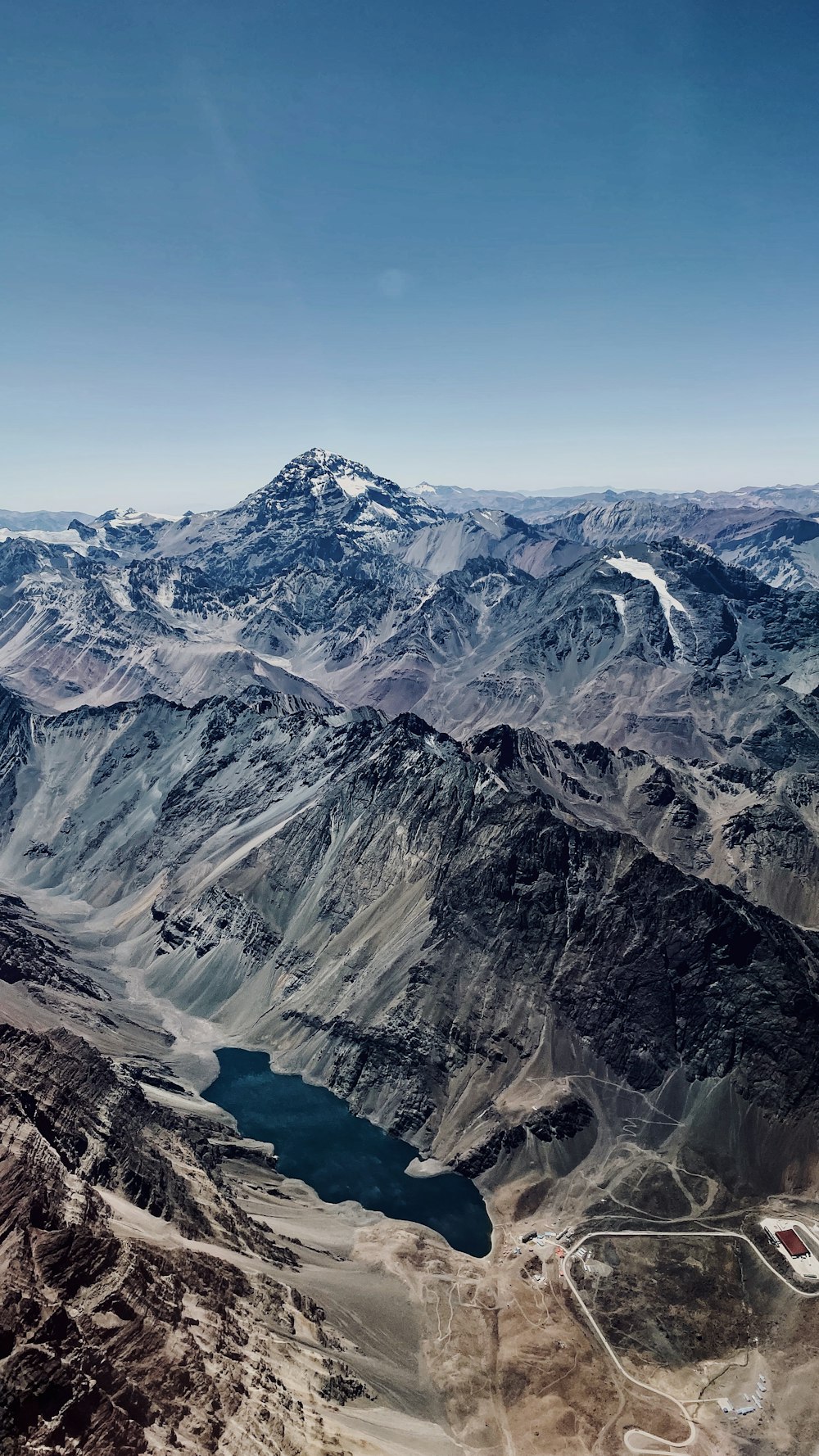 montagne enneigée pendant la journée