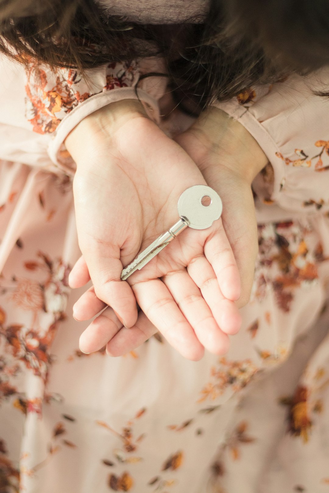  person holding silver and white ballpoint pen key