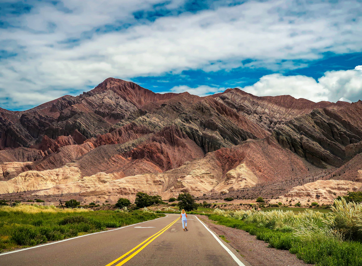 Estrada entre montanhas no norte da Argentina
