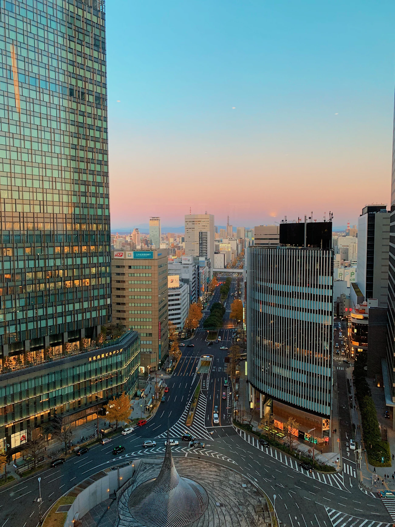 名古屋の高層建物と街並み