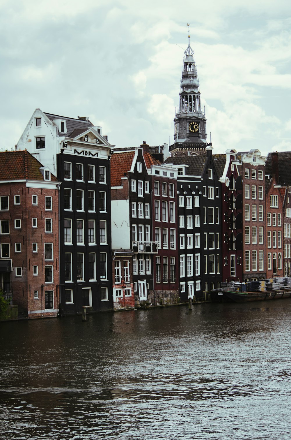 Edificio de hormigón marrón y blanco junto al río durante el día