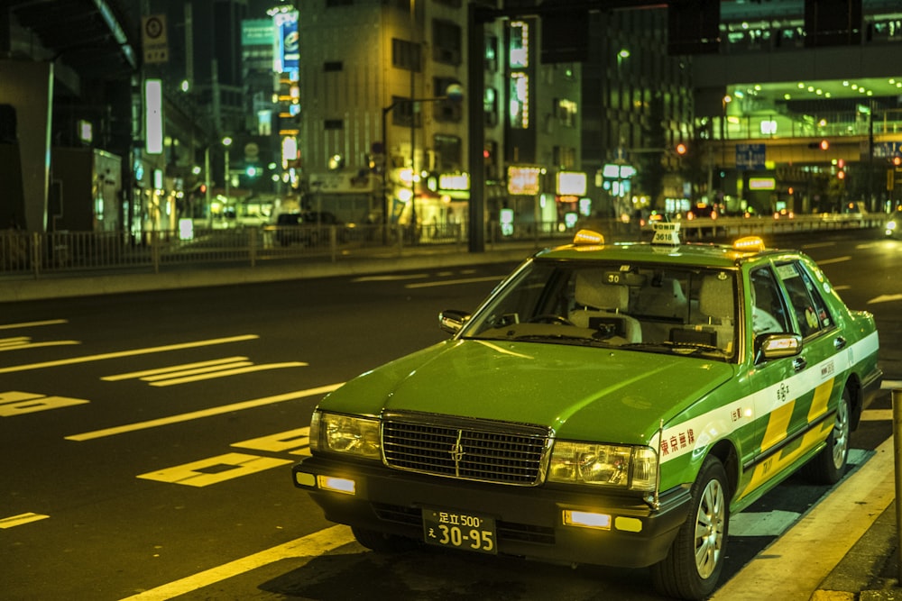 밤 시간 동안 도로에 녹색 차