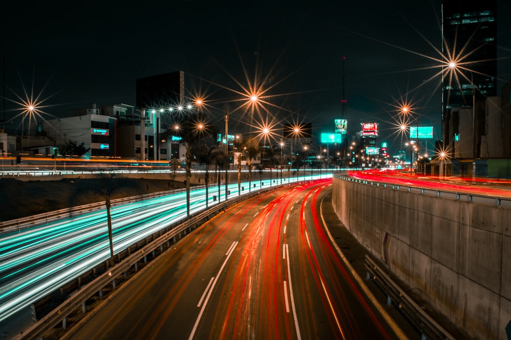 fotografia de lapso de tempo de carros na estrada durante a noite