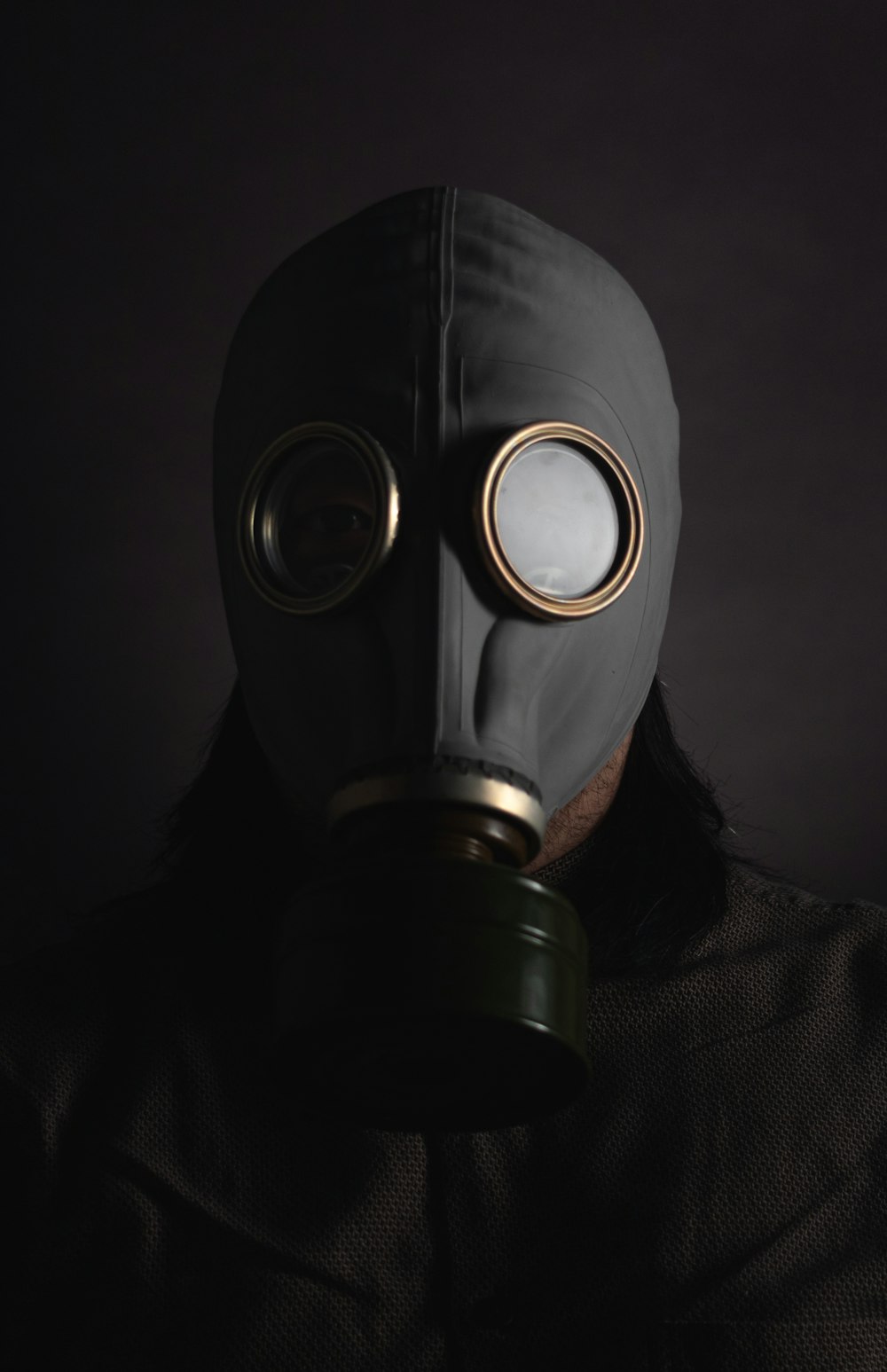 Persona con máscara de gas negra
