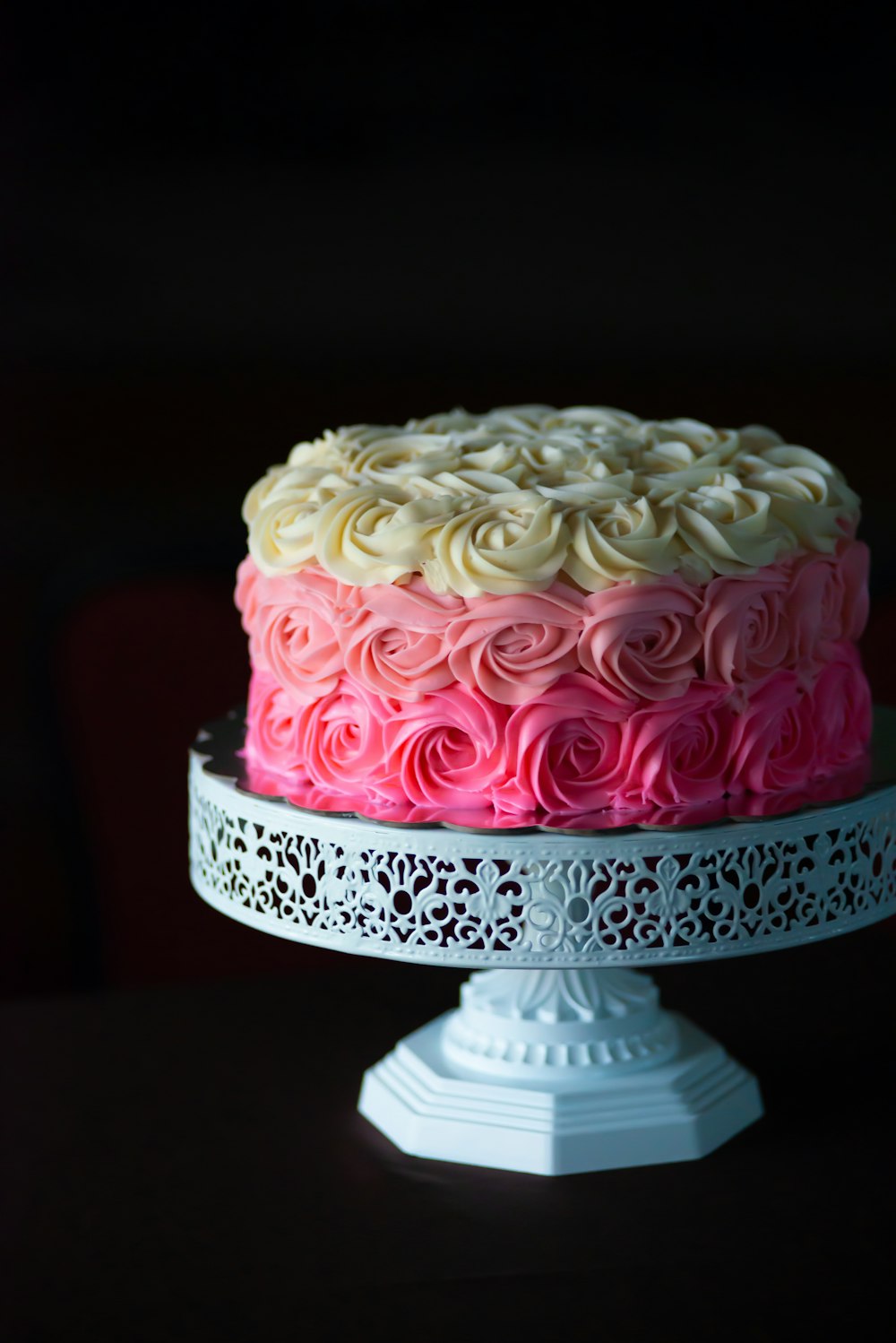 Pastel rosa y blanco en soporte de pastel blanco