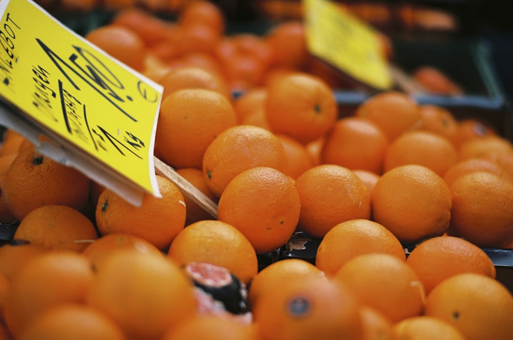 Orangenfrüchte auf weißem Plastikbehälter