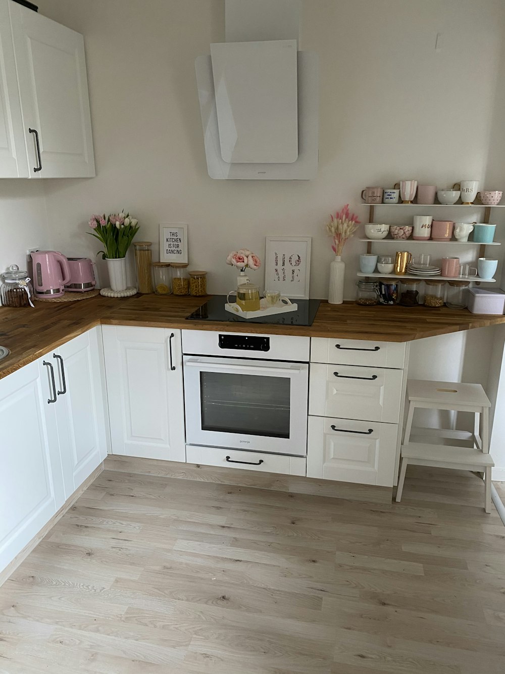 Armoire de cuisine en bois blanc avec évier de cuisine