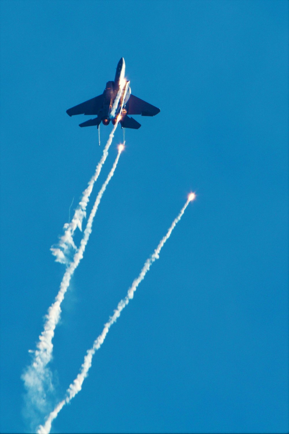 black and white jet plane in mid air during daytime