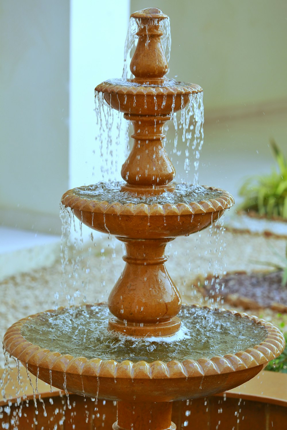 Fontaine extérieure marron et blanc