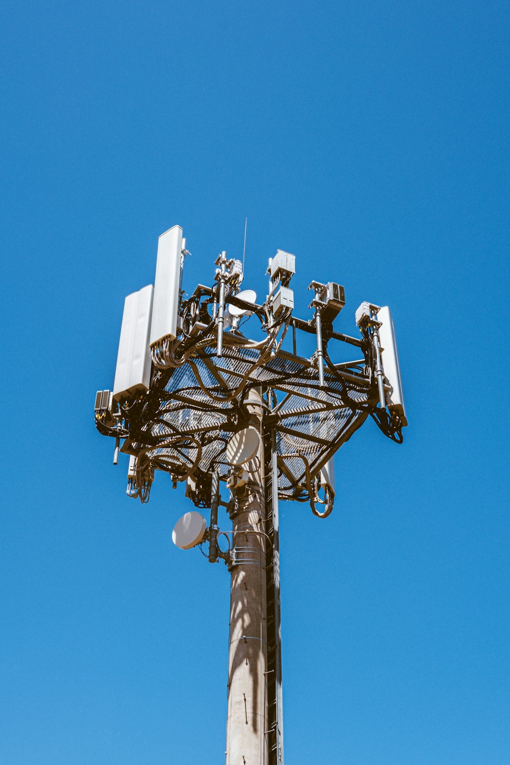 Antena parabólica blanca y negra en la parte superior del edificio blanco