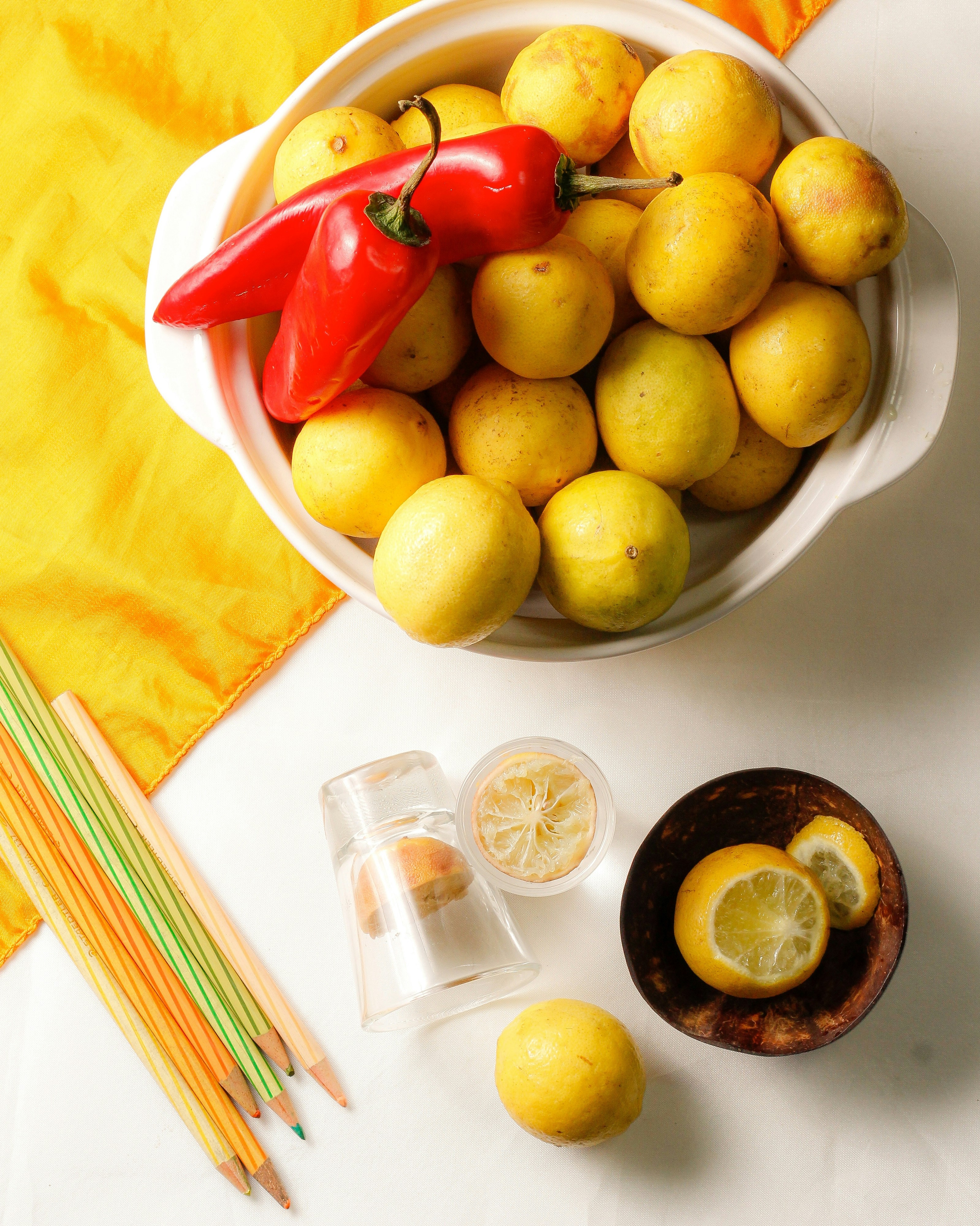 Fruta de limón amarillo en cuenco de cerámica blanca