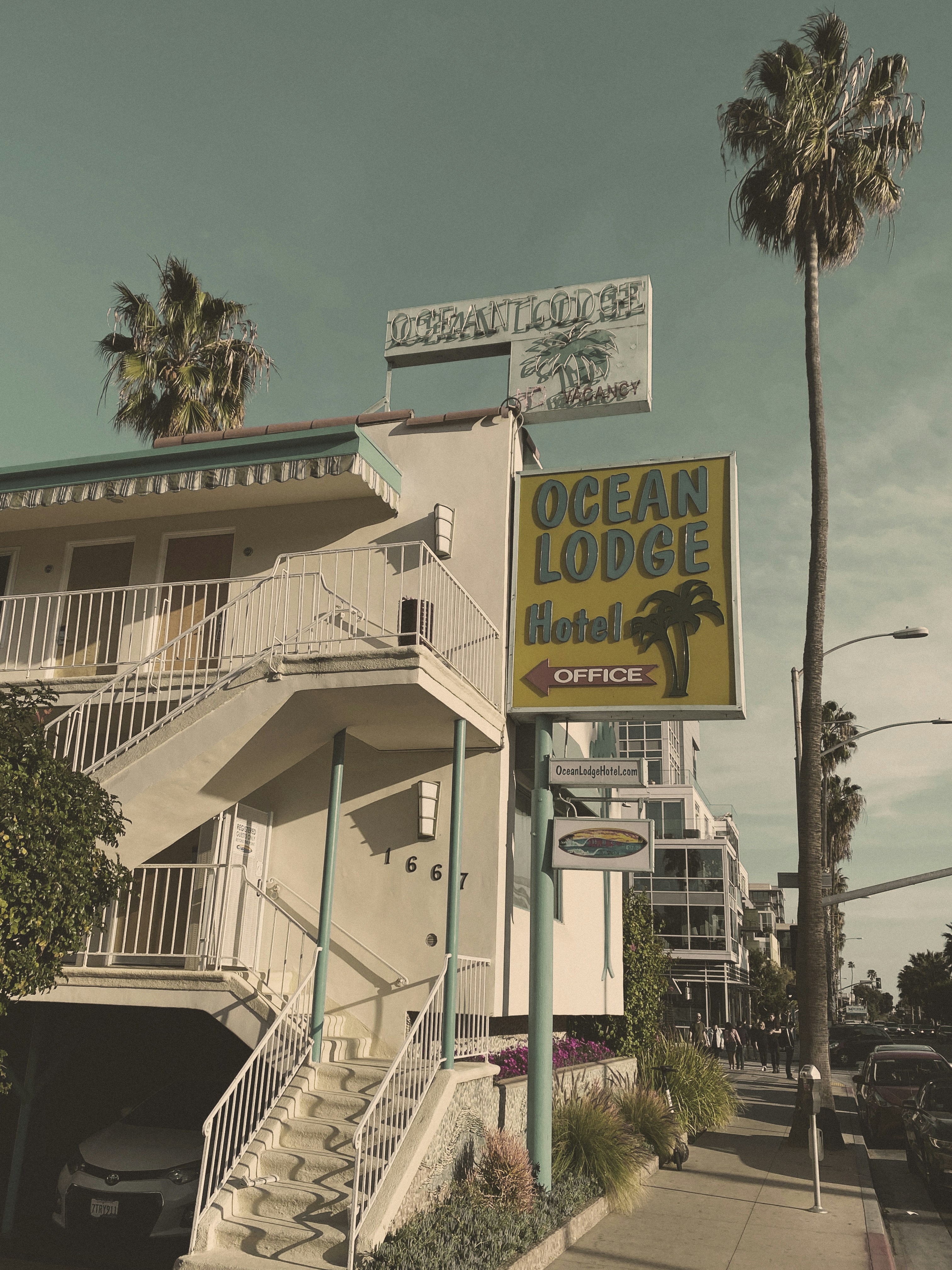 Weiße und grüne Kanji-Textbeschilderung