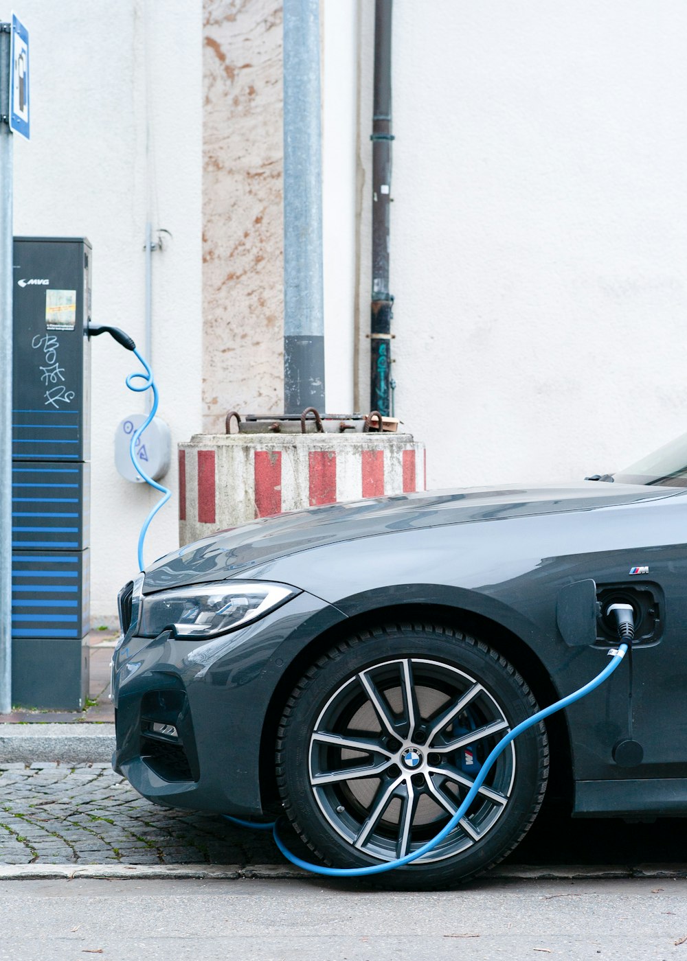 Auto nera parcheggiata accanto all'edificio bianco