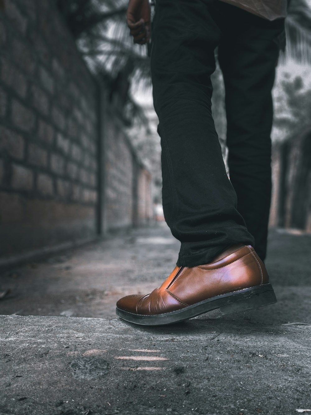 Foto persona con pantalones y zapatos marrones de cuero – gratis en