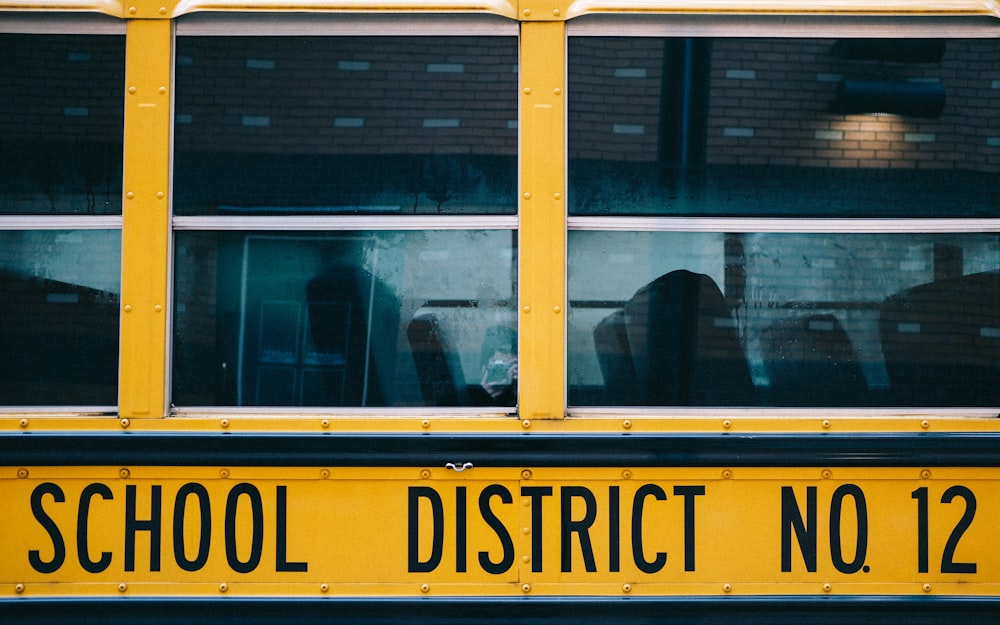 建物前の黄色いスクールバス
