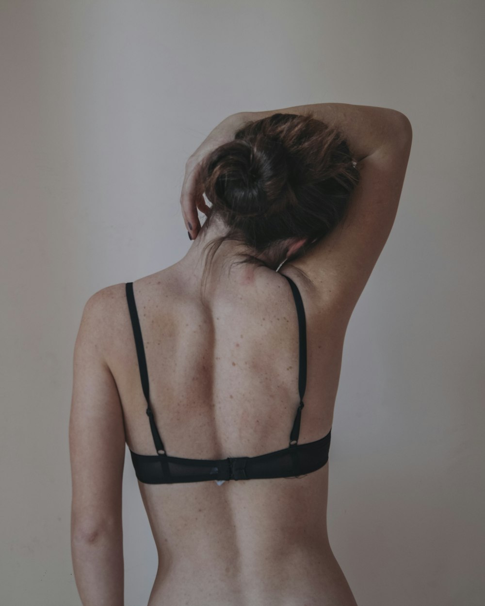mulher na lingerie preta em pé