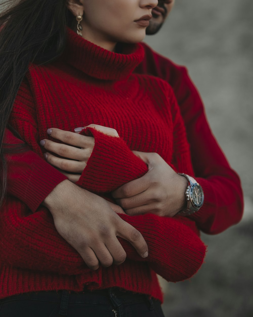 Mujer en suéter rojo con anillo plateado