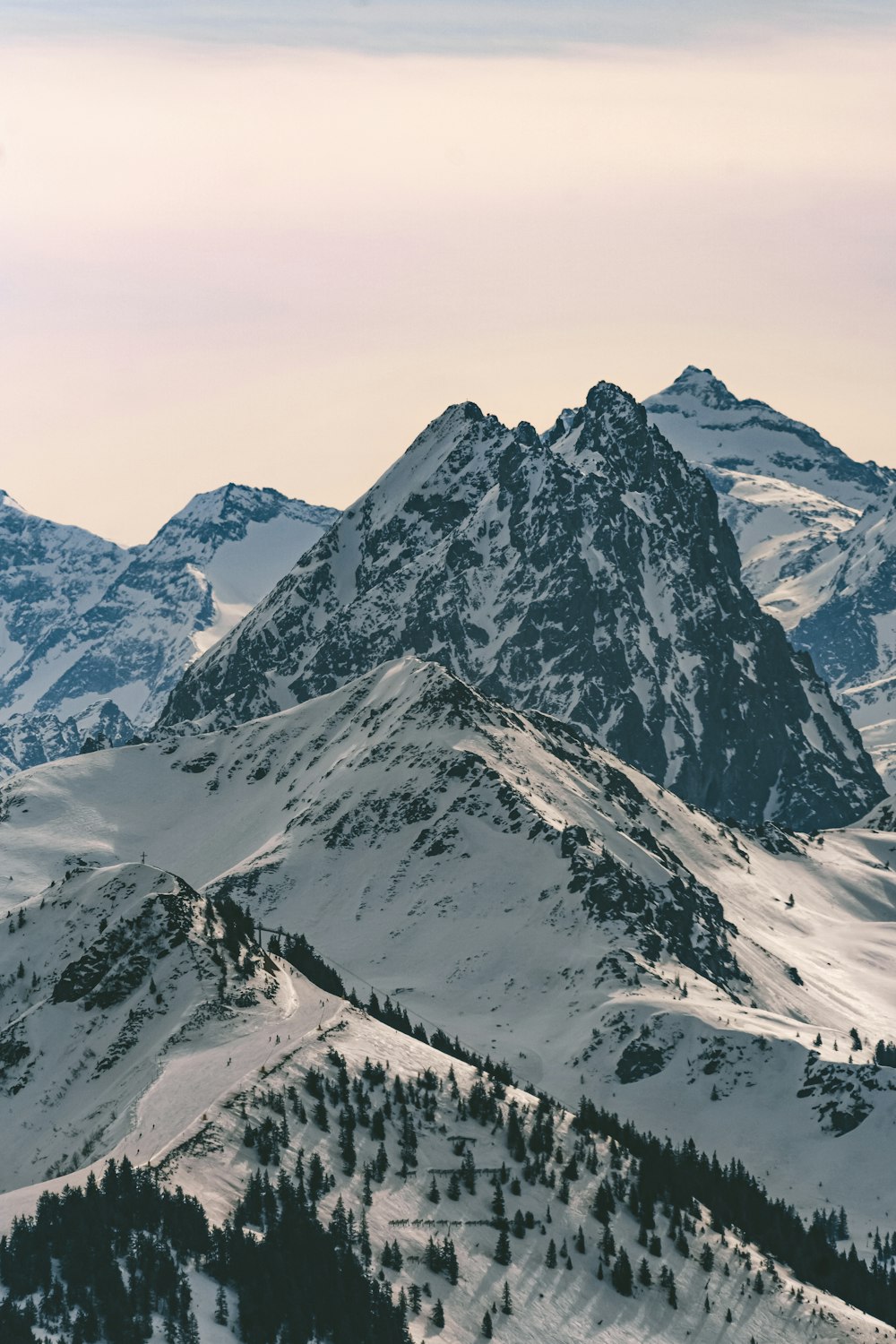 montanha coberta de neve durante o dia