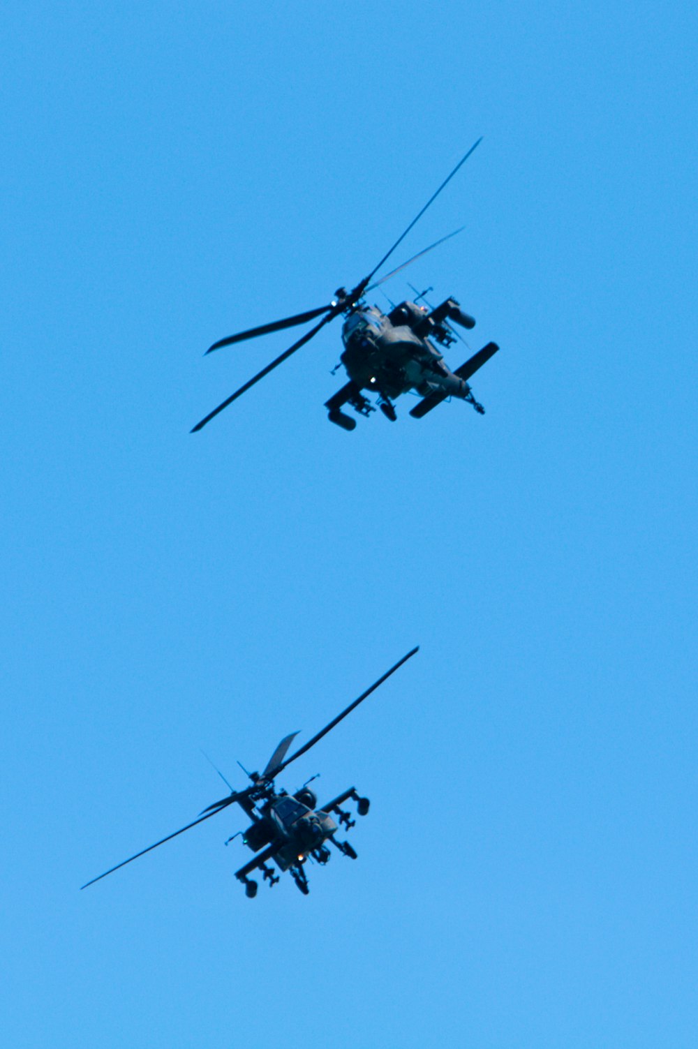 空中に浮かぶ黒と灰色のヘリコプター