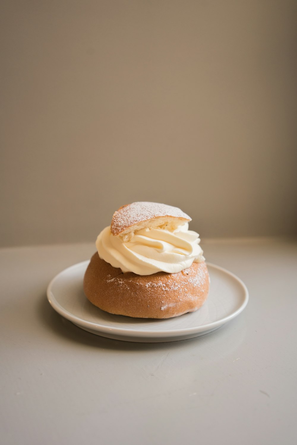 pain brun sur assiette en céramique blanche