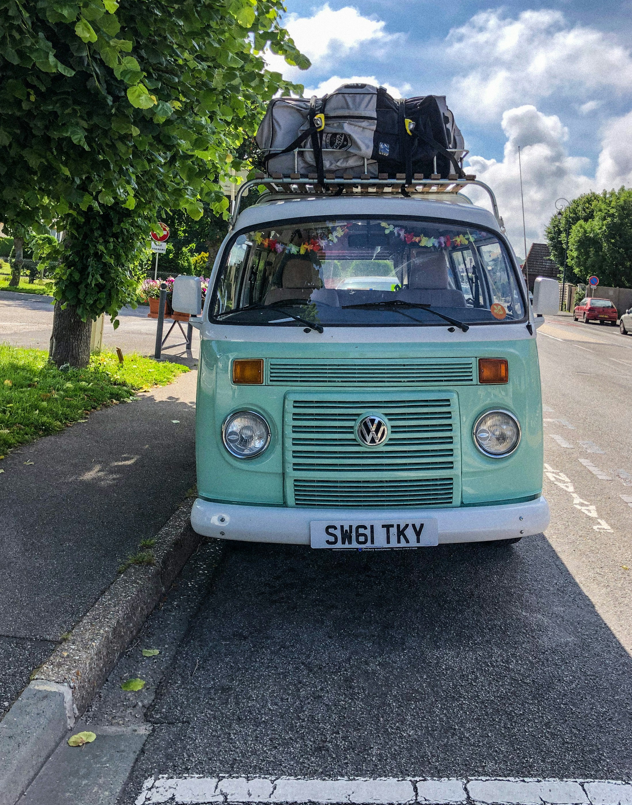 昼間の道路上の青緑と白のフォルクスワーゲン バンの写真 Unsplashの無料写真