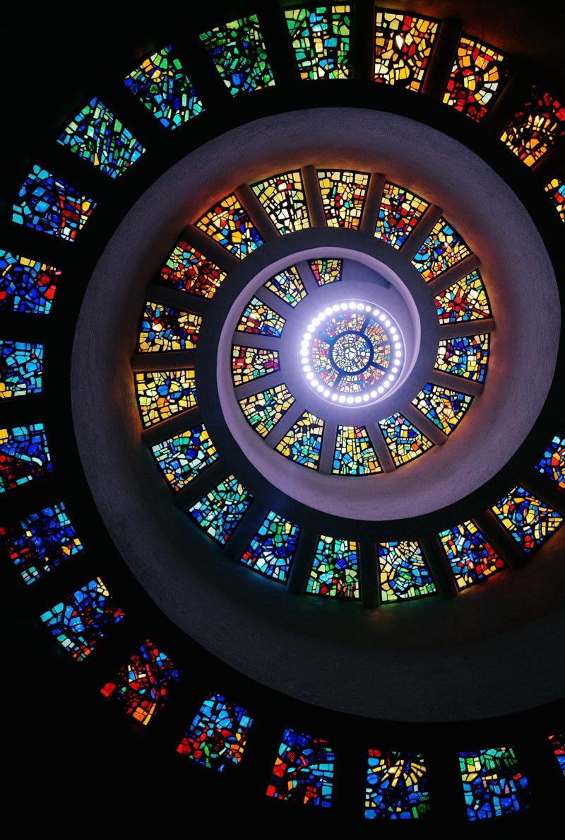 Trap in een historisch interieur met glasdetail
