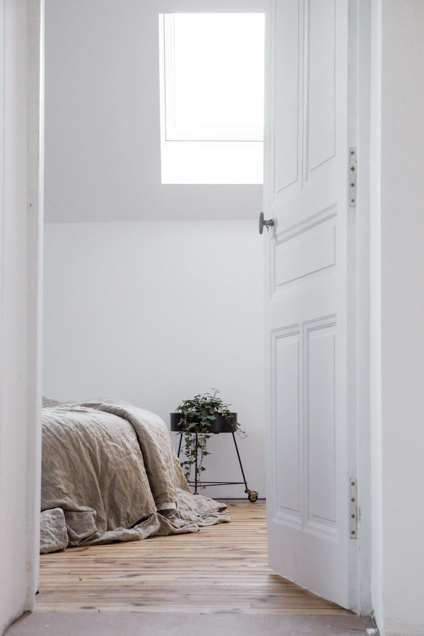 Soft linen and natural textures in an inviting bedroom