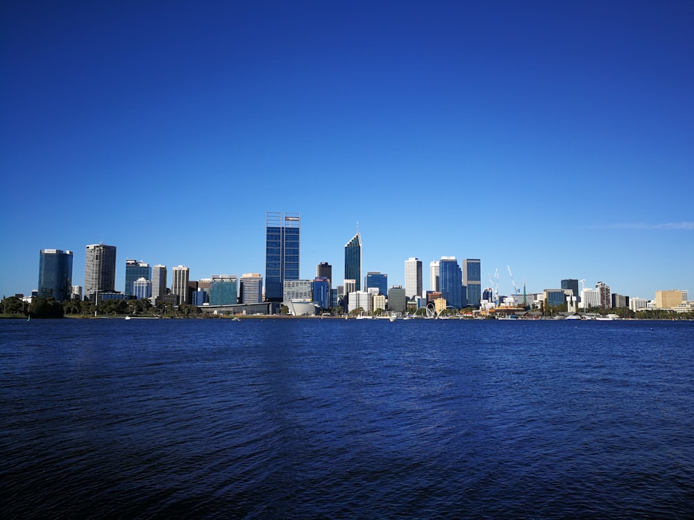 Horizonte de la ciudad a través del cuerpo de agua durante el día