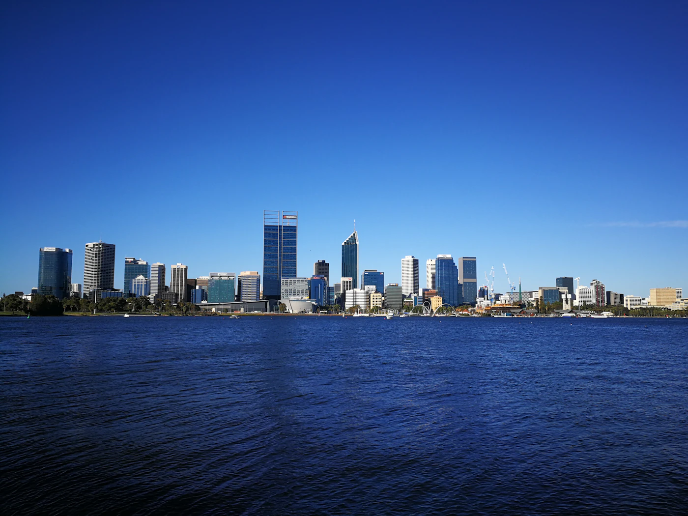 Skyline de Perth junto al río Swan