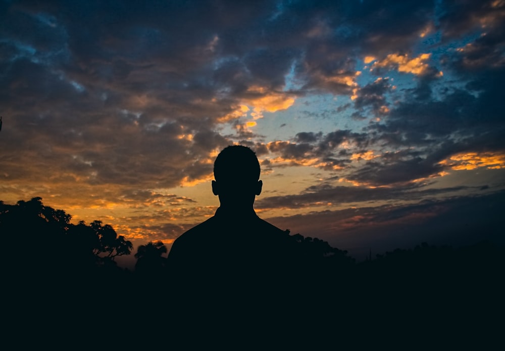 Silhouette von Menschen bei Sonnenuntergang