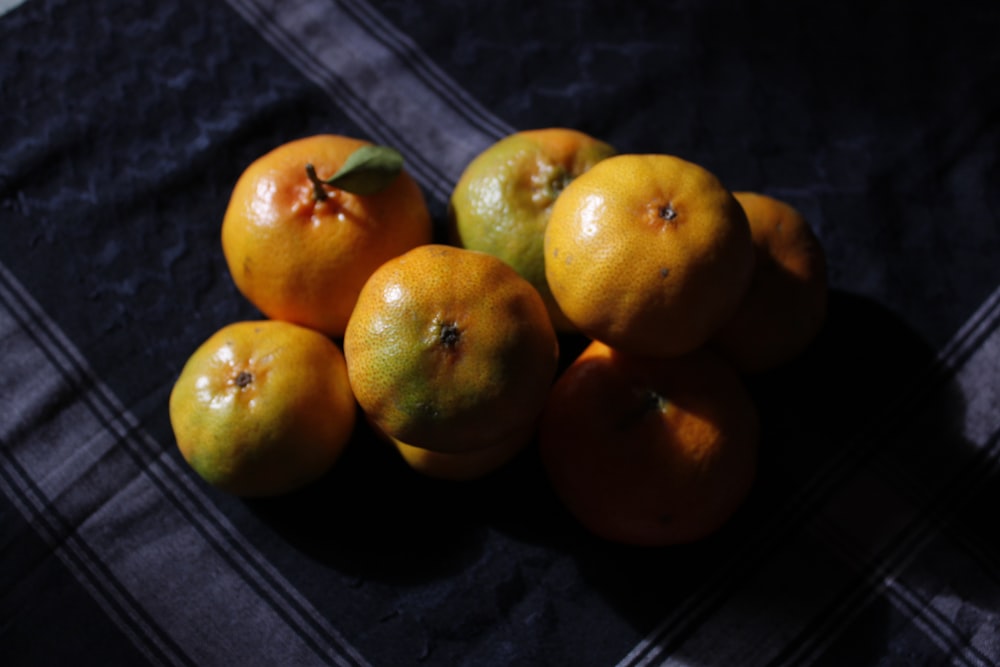 frutas redondas amarillas sobre una mesa de madera marrón