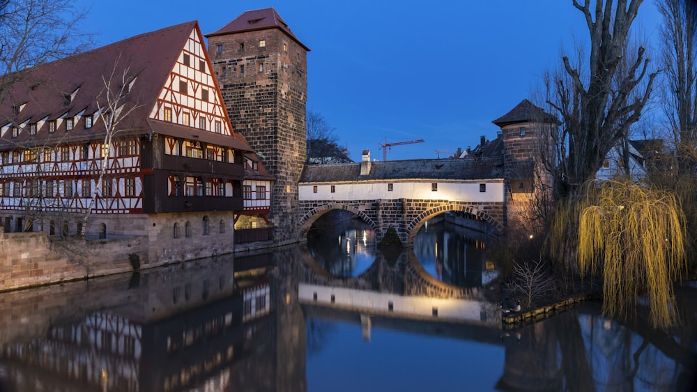 Bâtiment en brique brune près du pont