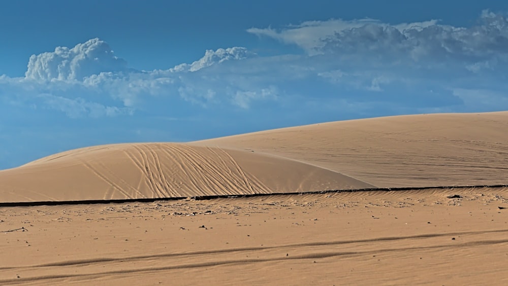 brauner Sand unter blauem Himmel tagsüber