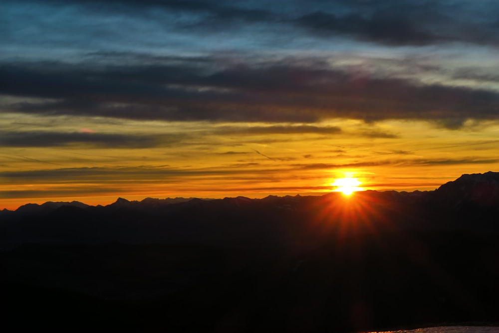 夕暮れ時の山のシルエット