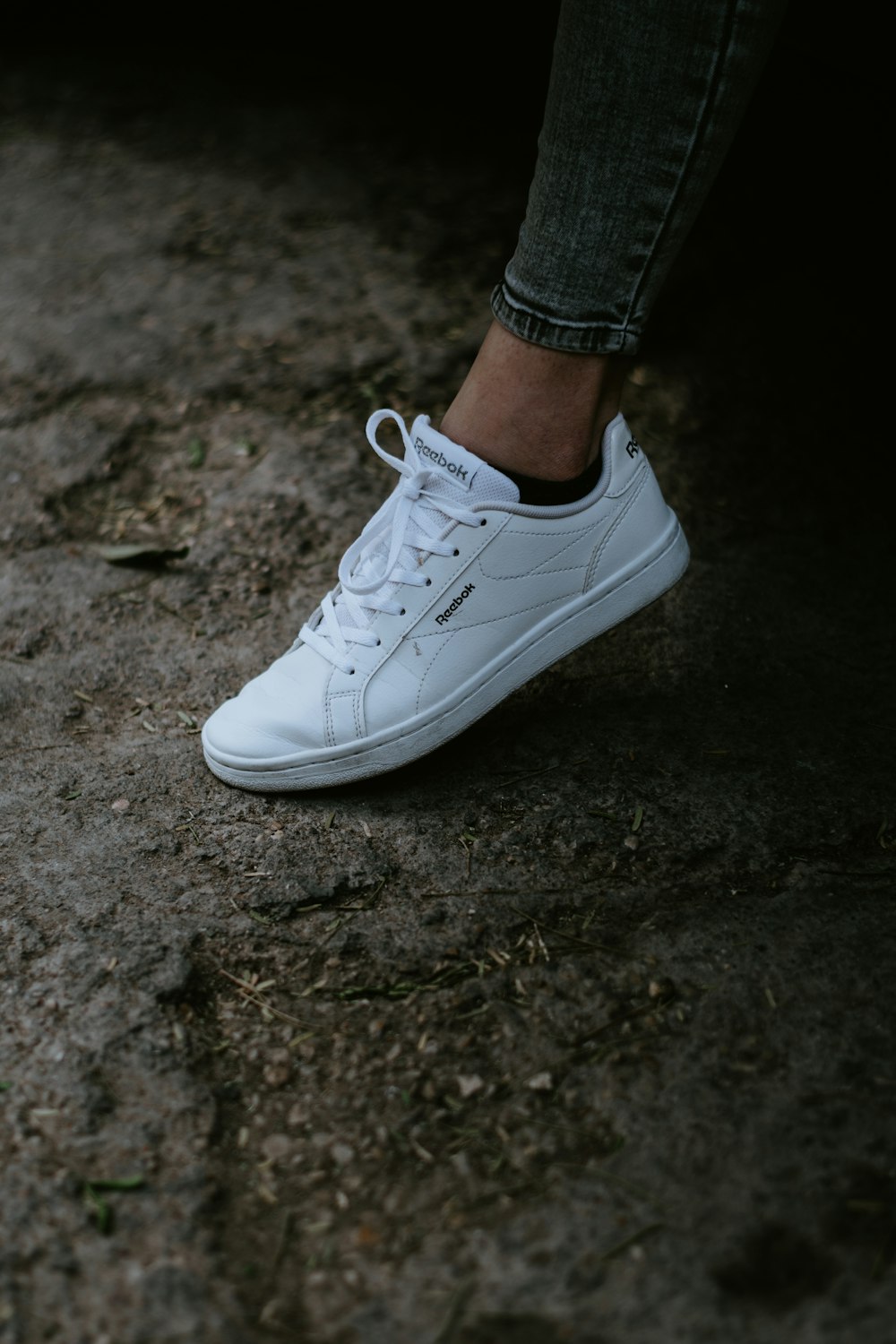 Personne portant Nike Air Force 1 Low blanc
