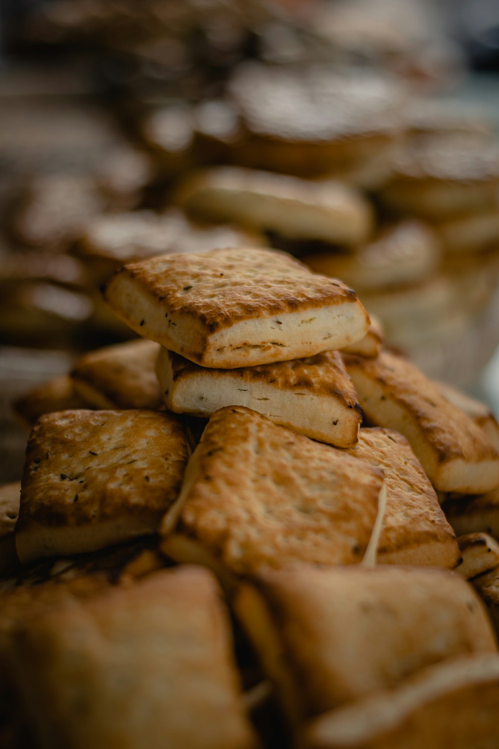 biscuits bruns sur table en bois marron