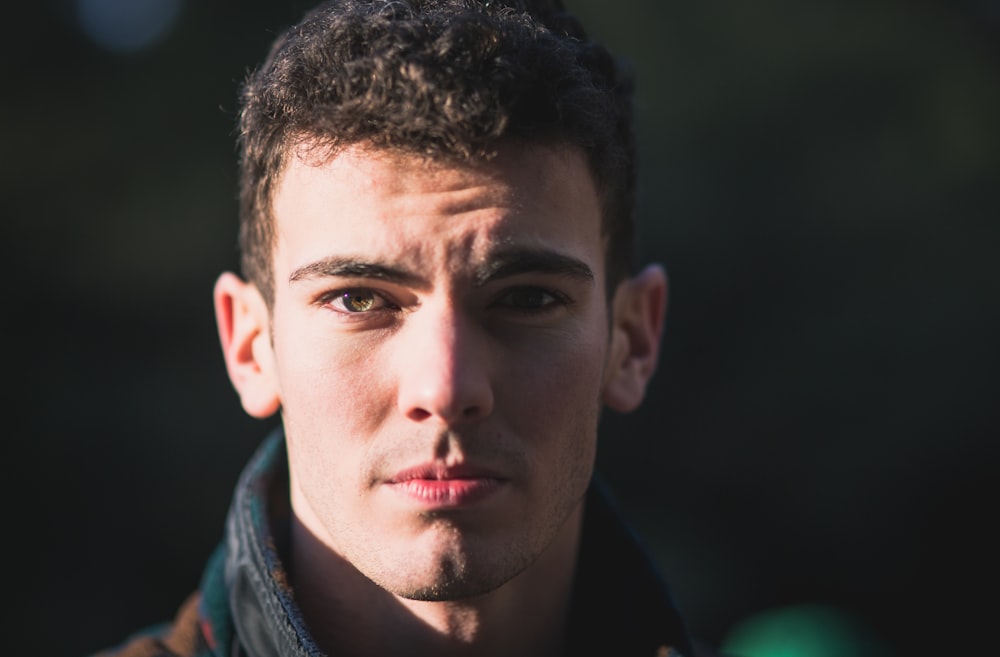 homme en sweat à capuche noir et bleu