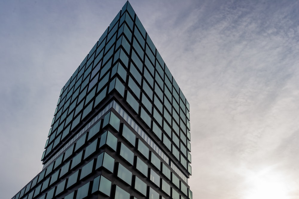 Graues Betongebäude unter blauem Himmel