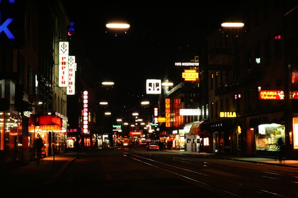 Autos auf der Straße während der Nachtzeit