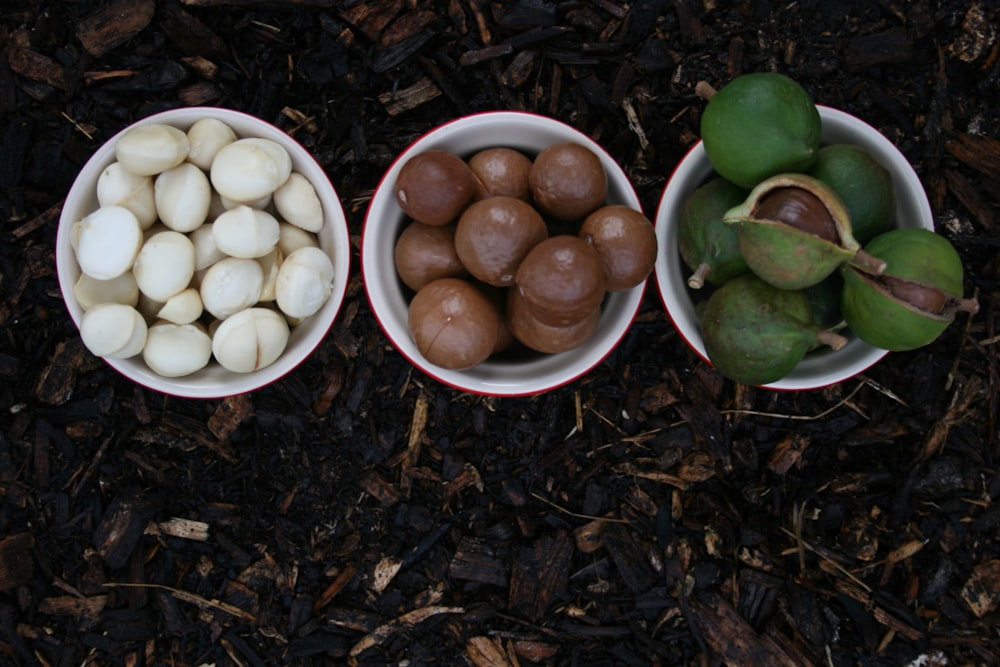 tigelas redondas brancas de cerâmica com frutas redondas brancas